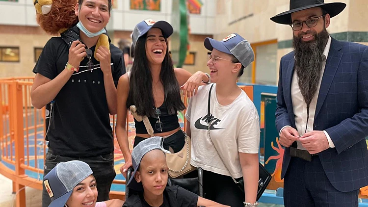 אברהם עטר. האיש והרוח מאחורי עמותת "להושיט יד" | רשת 13