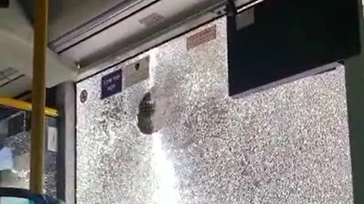 בזמן הנסיעה: אוטובוס נרגם באבנים בירושלים | תיעוד