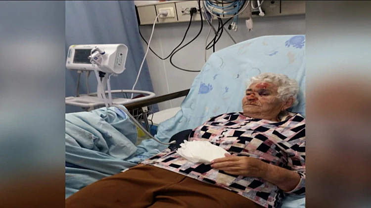 קשישה נפצעה כשנפלה מאוטובוס: "הנהג סגר עליה את הדלת והמשיך"