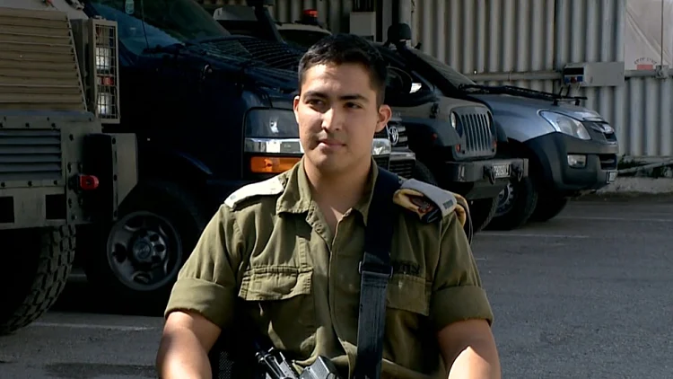 מצלמים ויורים: לוחם המארינס שעלה לארץ - והפך למתעד מבצעי