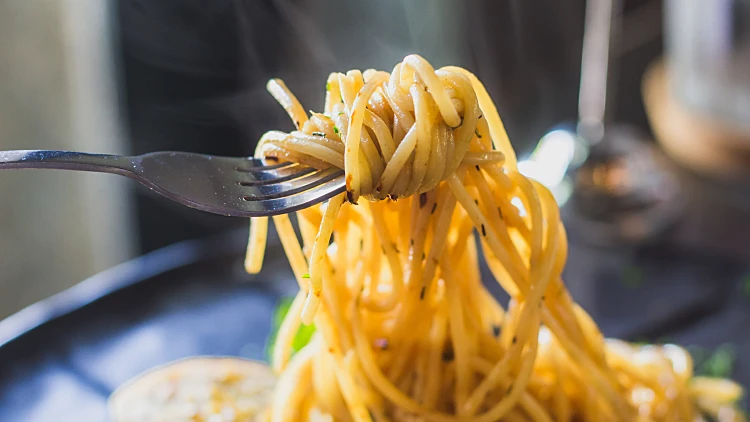 Spaghetti,hot,smoke,,delicious,,use,a,fork,to,eat,in