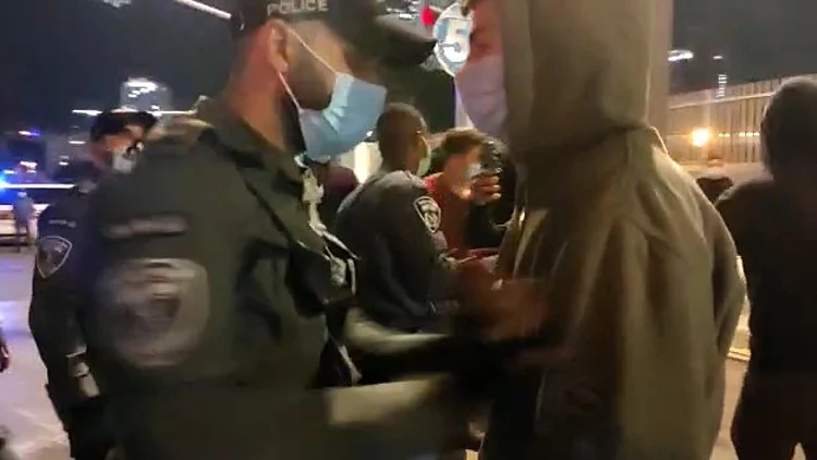 המשטרה תפצה ב-17 אלף שקל נער שנפגע משוטר במהלך הפגנה