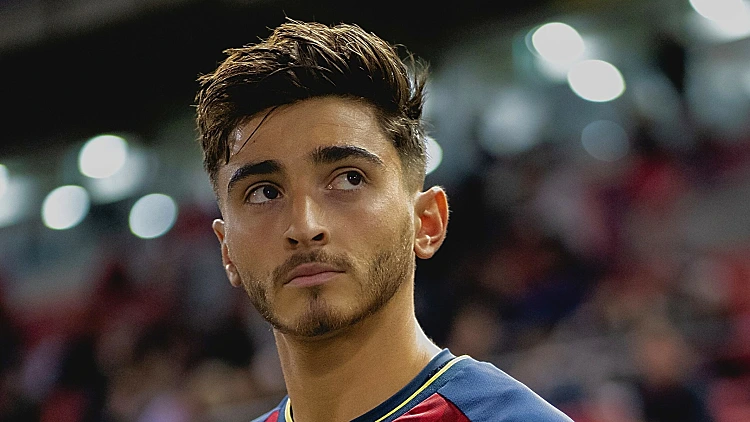 הכדורגלן הפעיל הראשון שיצא מהארון: "רוצה לקבל יחס שווה" | חדשות 13