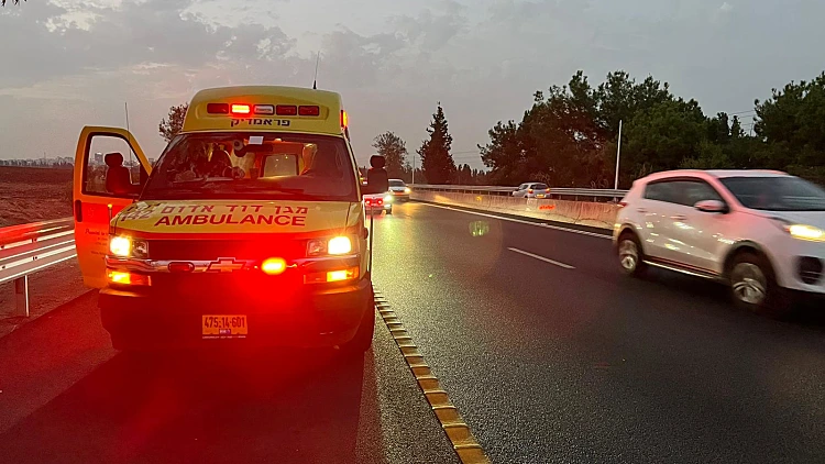 הולך רגל בן 61 נהרג בכביש 4