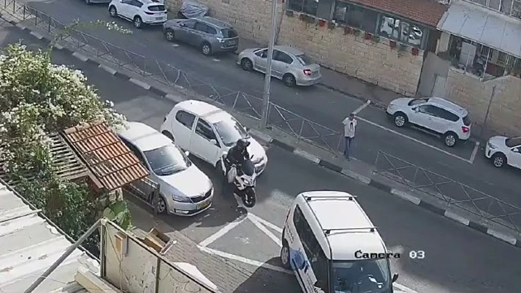 תיעוד: רוכב אופנוע יוצא אל הכביש - ונפגע בעוצמה מרכב חולף