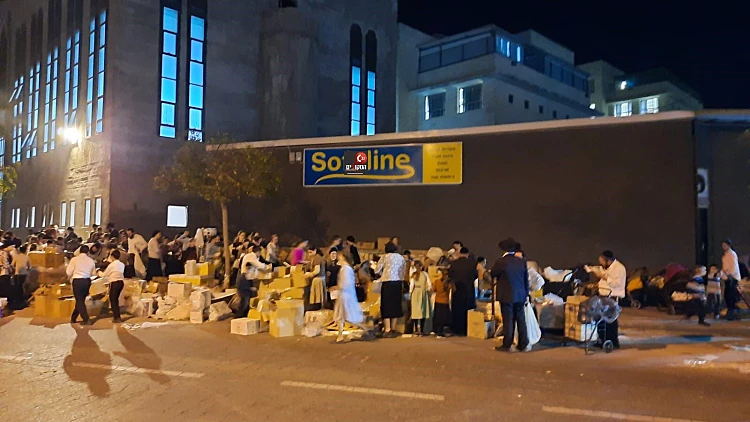 עליית המחירים: תורים ארוכים נרשמו לקניית כלים חד פעמיים