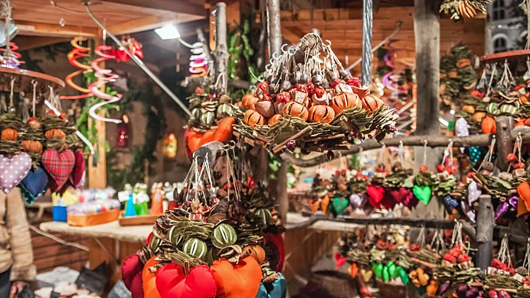 כריסמס באירופה: רחובות מקושטים בעצי אשוח ושווקים מלאים