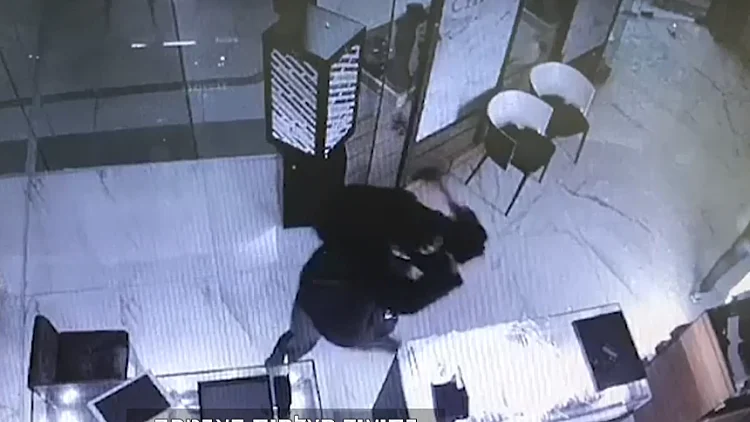 "לקח להם בערך 50 שניות": חנות תכשיטים בחיפה נשדדה • תיעוד
