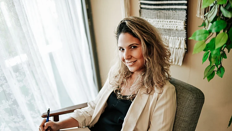 אודליה לוי עם פנקס לקוחות