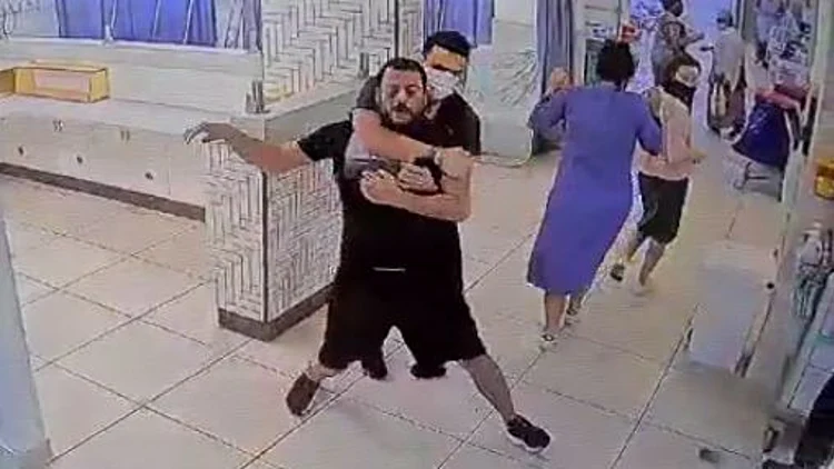 קילל, שבר מסך מחשב ונהדף על ידי מאבטח בביה"ח לניאדו • תיעוד