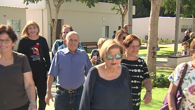 יוזמה של עיריית הרצליה: הסבים חוזרים ליום בשבוע לכיתת הנכדים