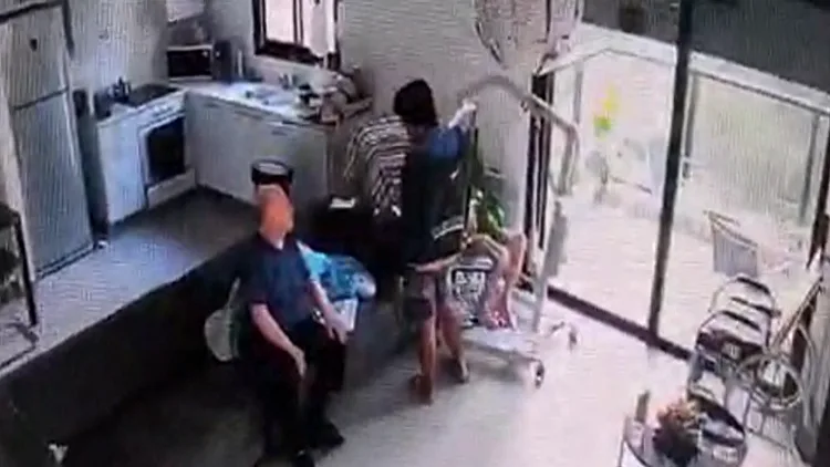 "מה עוד צריך?": מטפל סיעודי תועד מכה זוג קשישים - התיק נסגר