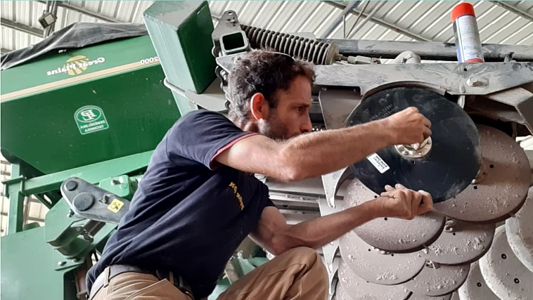 אבנר סרוסי מטפל בכלים חלקאיים