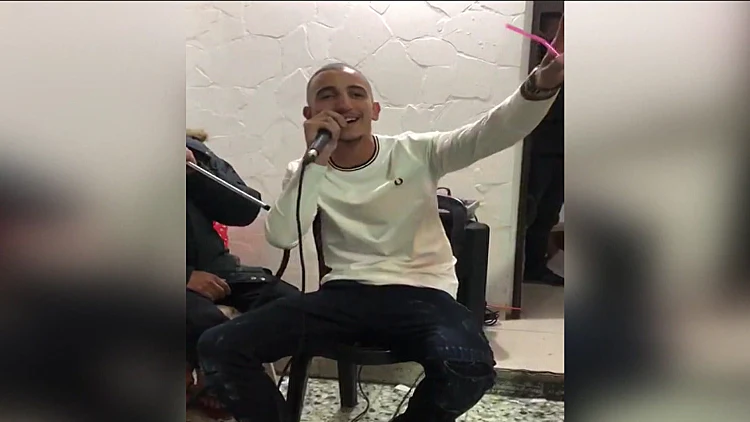 האם ניסתה להגן על בנה: "מול העיניים שלי ירה לו בראש"