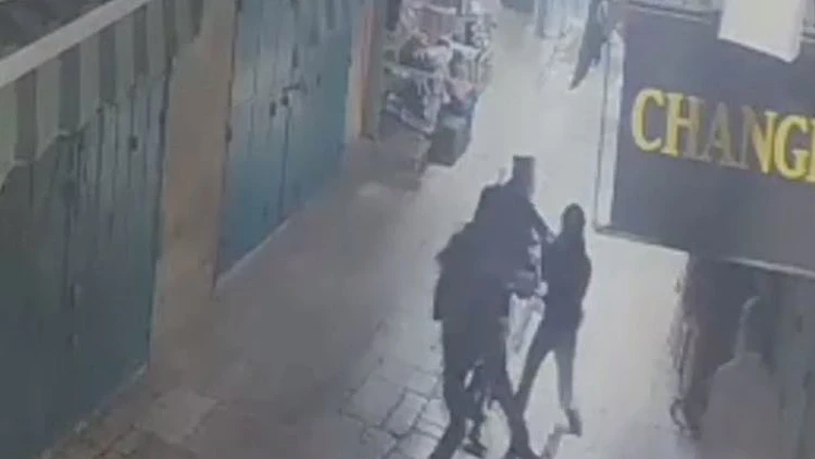 מסתובב ודוקר בראש עד שנורה ונוטרל • תיעוד הפיגוע בעיר העתיקה