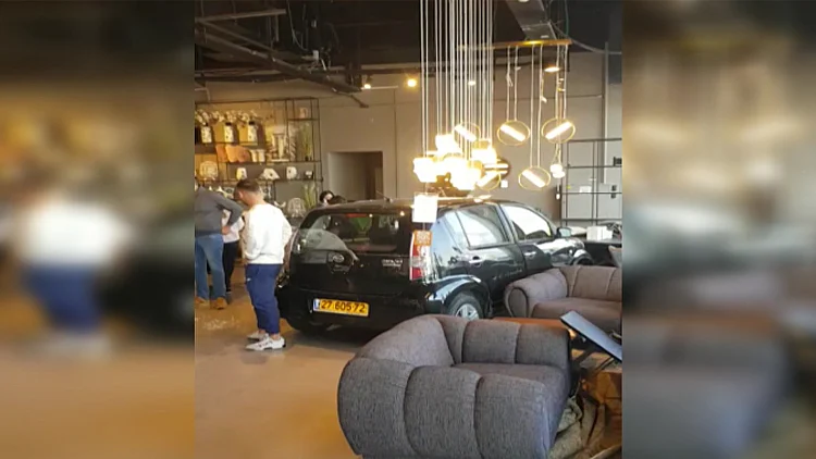 תיעוד: נהג האיץ בטעות בכניסה לחניה ופרץ לחנות רהיטים בחיפה