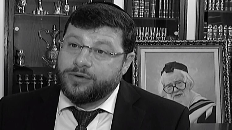 אחרי עדויות על ניצול מיני - האם בחברה החרדית יגנו את הסופר המוכר?