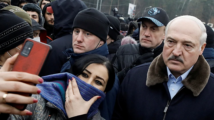 אלכסנדר לוקשנקו עושה סלפי עם אחת המהגרות ממזרח התיכון