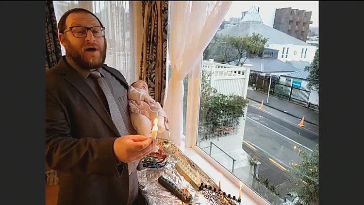 מיפן ועד ניו זילנד - היהודים שמדליקים כעת נר ראשון של חנוכה
