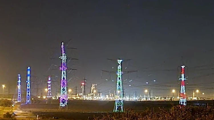 חנוכה חשמלית: חנוכייה באורך 2.5 ק"מ לאורך כביש 6 | צפו
