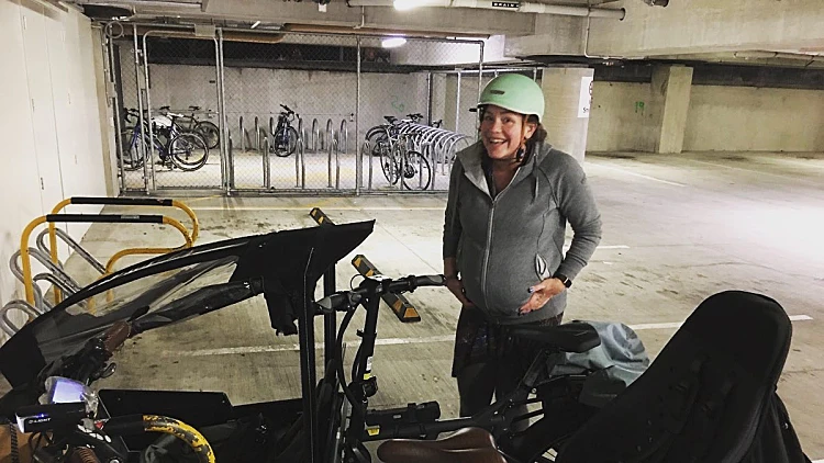 חברת הפרלמנט ג'ולי אן גנטר בחניון בית החולים