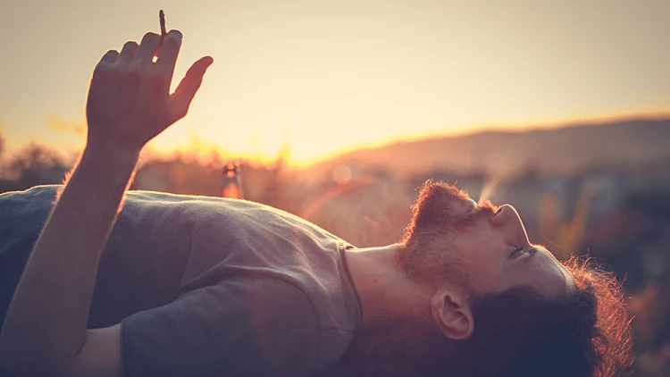 ביום שאחרי הרישיון: 5 האתגרים של מטופלי קנאביס חדשים | רשת 13