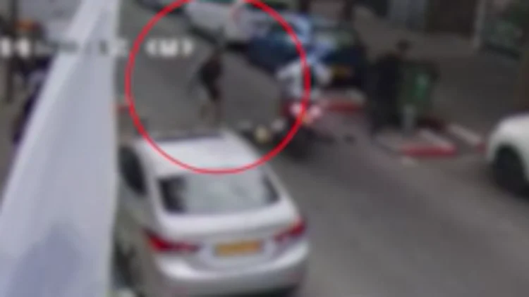 במהלך ריב: דחפה את חברתה לכביש - שנדרסה מקטנוע חולף | תיעוד