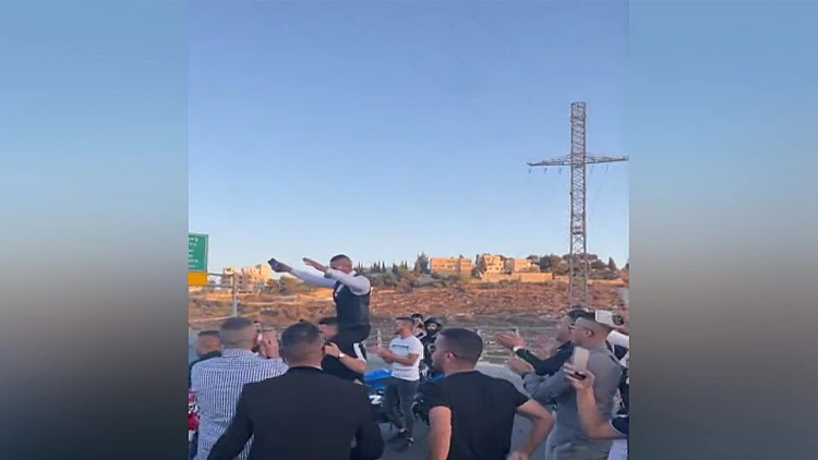 עשרות תושבי מזרח ירושלים חסמו את כביש המנהרות כדי לחגוג חתן וכלה