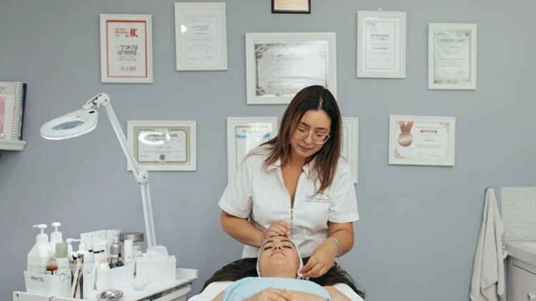 קרן אביבי בטיפול פנים