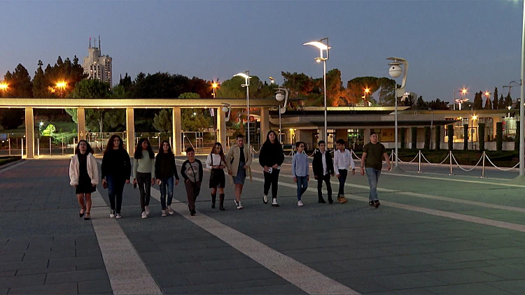 הנרות של ילדי החרם: הביקור בכנסת של הילדים שעוברים חרם