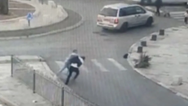 מחפש מטרה - ודוקר את הצעיר החרדי: תיעוד הפיגוע בשער שכם