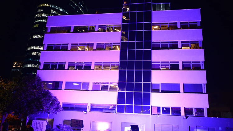 מאירים בניינים בסגול למען שוויון הזדמנויות בשוק התעסוקה | רשת 13