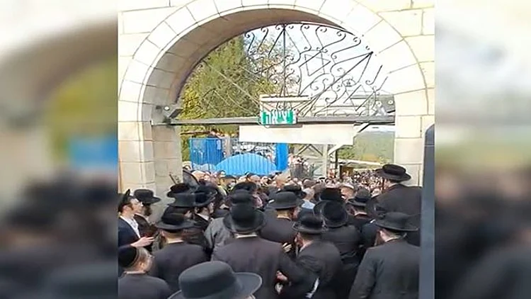 תיעוד: 10 אלף איש בהר מירון - מתפללים התעמתו עם המשטרה