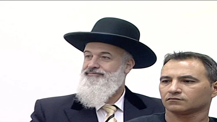 אחרי שישב בכלא: הרב מצגר רוצה לחזור לבית הכנסת, המתפללים מתנגדים