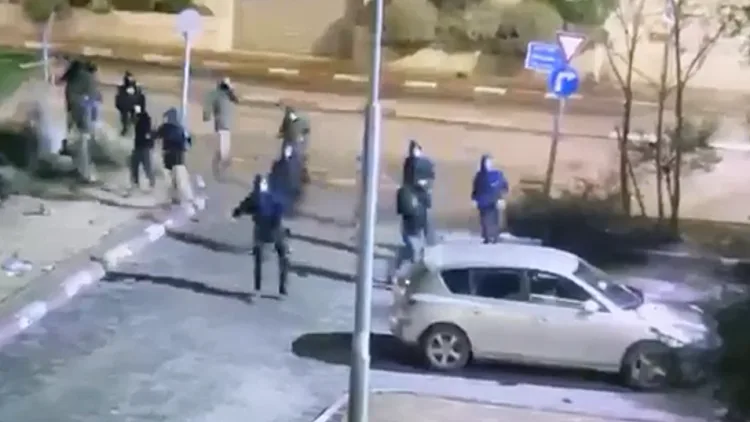 מתנחלים יידו אבנים על רכבים של ערבים בשייח ג'ראח | תיעוד