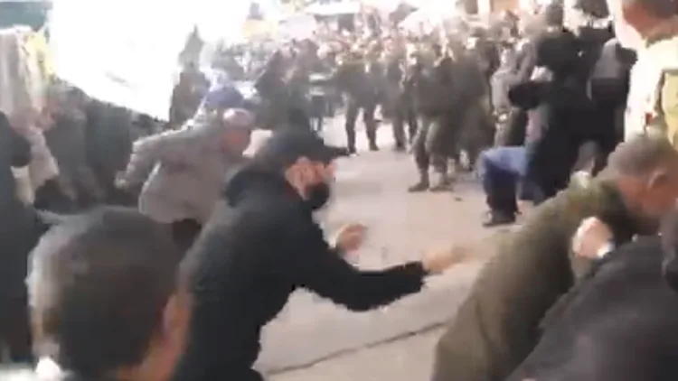 לבנון: 4 הרוגים בעימותים בין חמאס לפת"ח בהלווית הפעיל שנהרג בפיצוץ