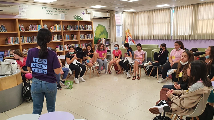 נערות בפעילות. קרדיט צילום עמותת 'שוות'