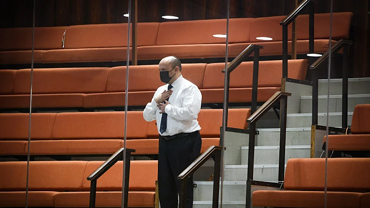 אין רוב – ובנט שנמצא בבידוד אולץ להגיע לכנסת