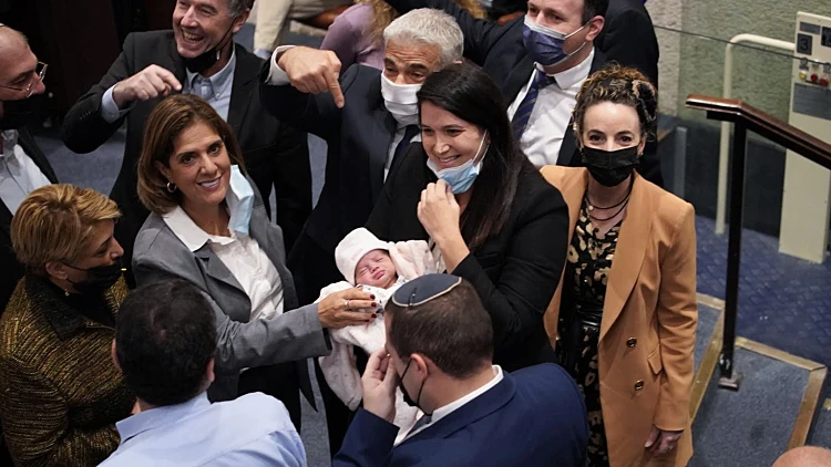 פחות משבוע אחרי שילדה: ח"כ פינטו הגיעה לכנסת כדי להצביע בהיעדר רוב