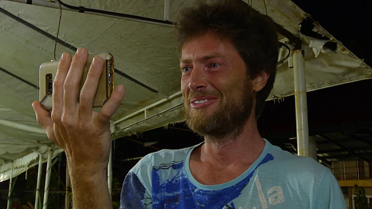 "אני אתגעגע אליכם מאוד": להנרי נולד בן - והוא נפרד מחבריו לווילה בדרך לישראל