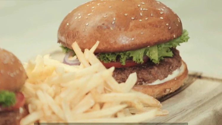 הבשר במעבדה ששווה מיליונים: החברה הישראלית שמחוללת מהפך