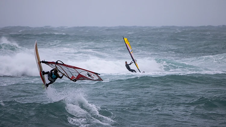 הרוחות מתחזקות - והגולשים חוגגים: סופת "כרמל" צוברת תאוצה