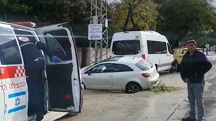 פגעי הסופה: רכב נתקע בבור שנפער בנתניה - הנהג נפצע קל • תיעוד