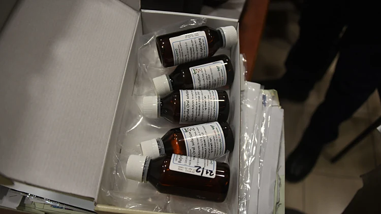 חשד: שלושה רוקחים מכרו תרופות פגות תוקף לחולי סרטן