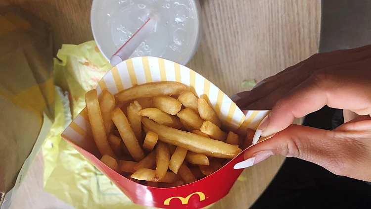 מקדונלד'ס מודיעה על מחסור בצ'יפס ביפן: "נמכור רק במנות קטנות" | חדשות 13