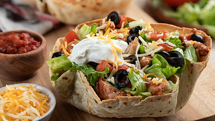 Closeup,of,a,taco,salad,made,with,chicken,,lettuce,,tomato,