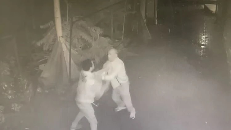 תושב רמלה דקר מבלה בבית קפה לאחר שנשפכה עליו כוס בירה • תיעוד