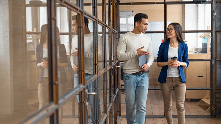 Young,asian,businesswoman,discussing,with,her,colleague,in,the,office