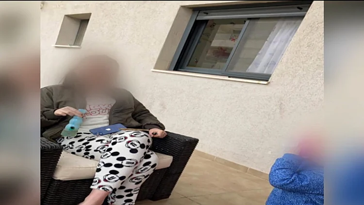 הסיוט של כל הורה: הבייביסיטר עישנה סמים והעלתה לרשת