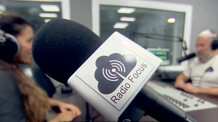 "הזדמנות להשמיע את הקול שלי": האסירים שמשדרים ברדיו מתוך הכלא